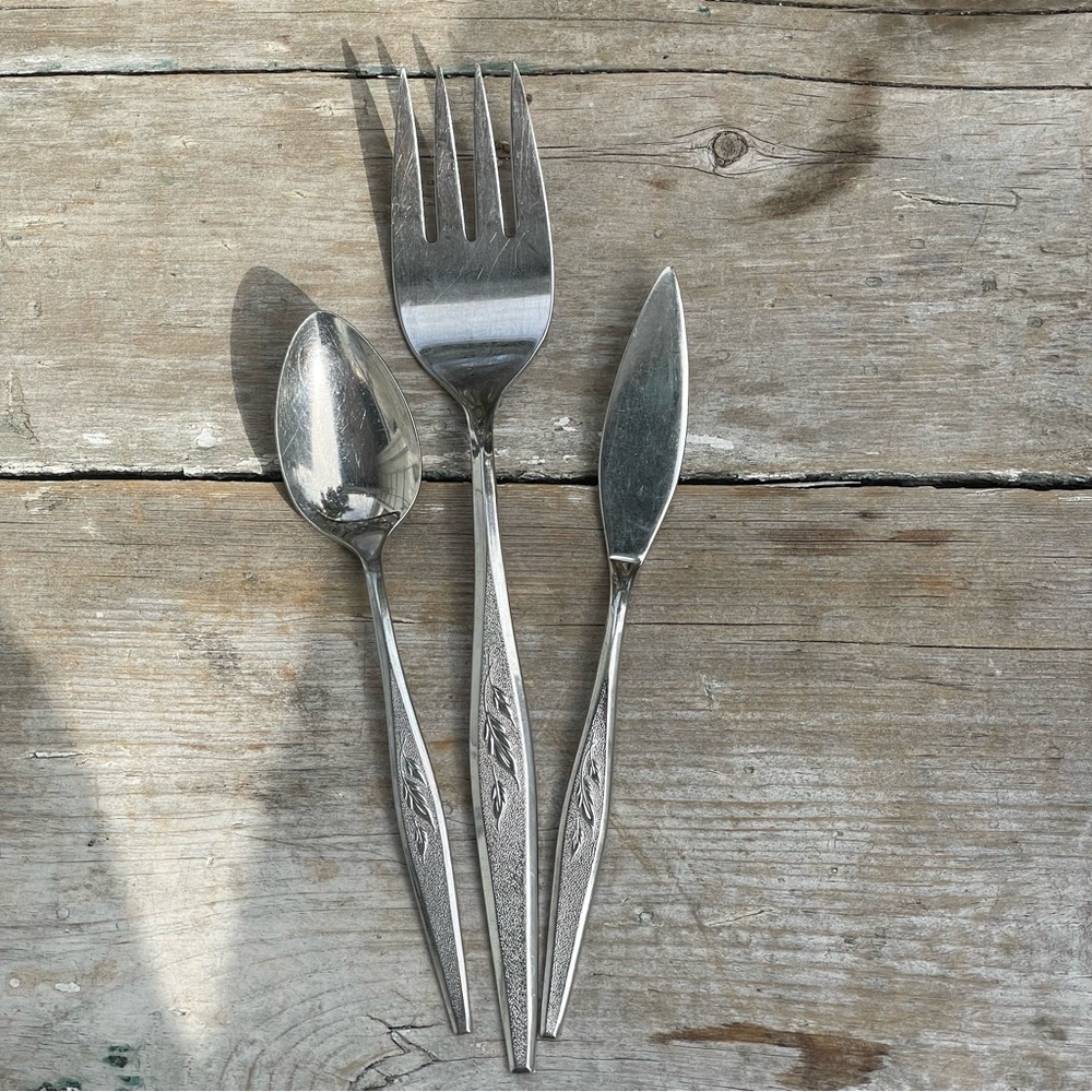 Oneida Community WOODMERE stainless flatware set